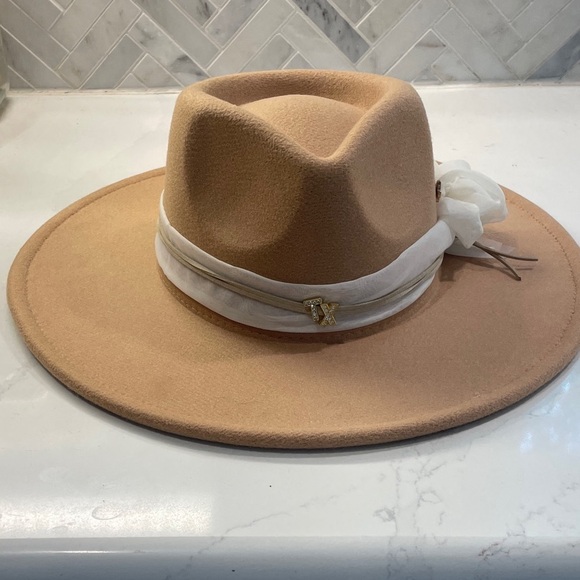 Flea Style Tan Women\'s Hat with White Accent TX pin main image 7